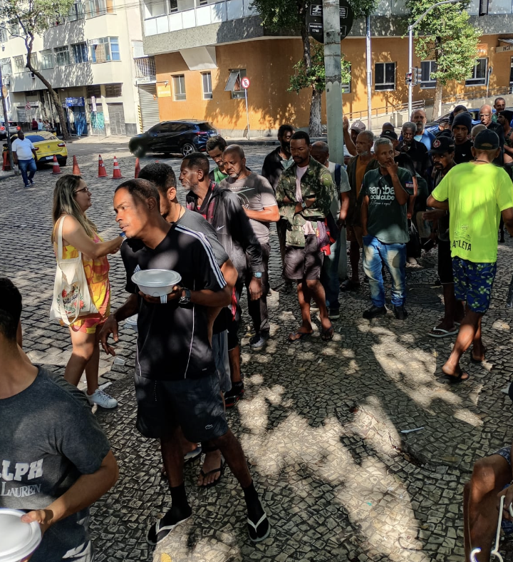 Distribuição de refeições para pessoas em situação de rua