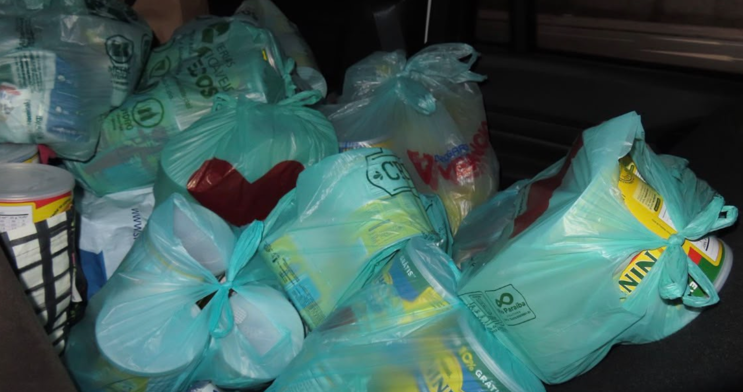 Sacolas de doações no porta-malas