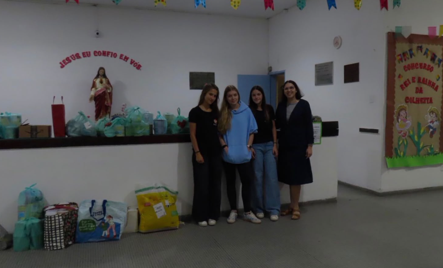 Equipe HopiBox entregando doações