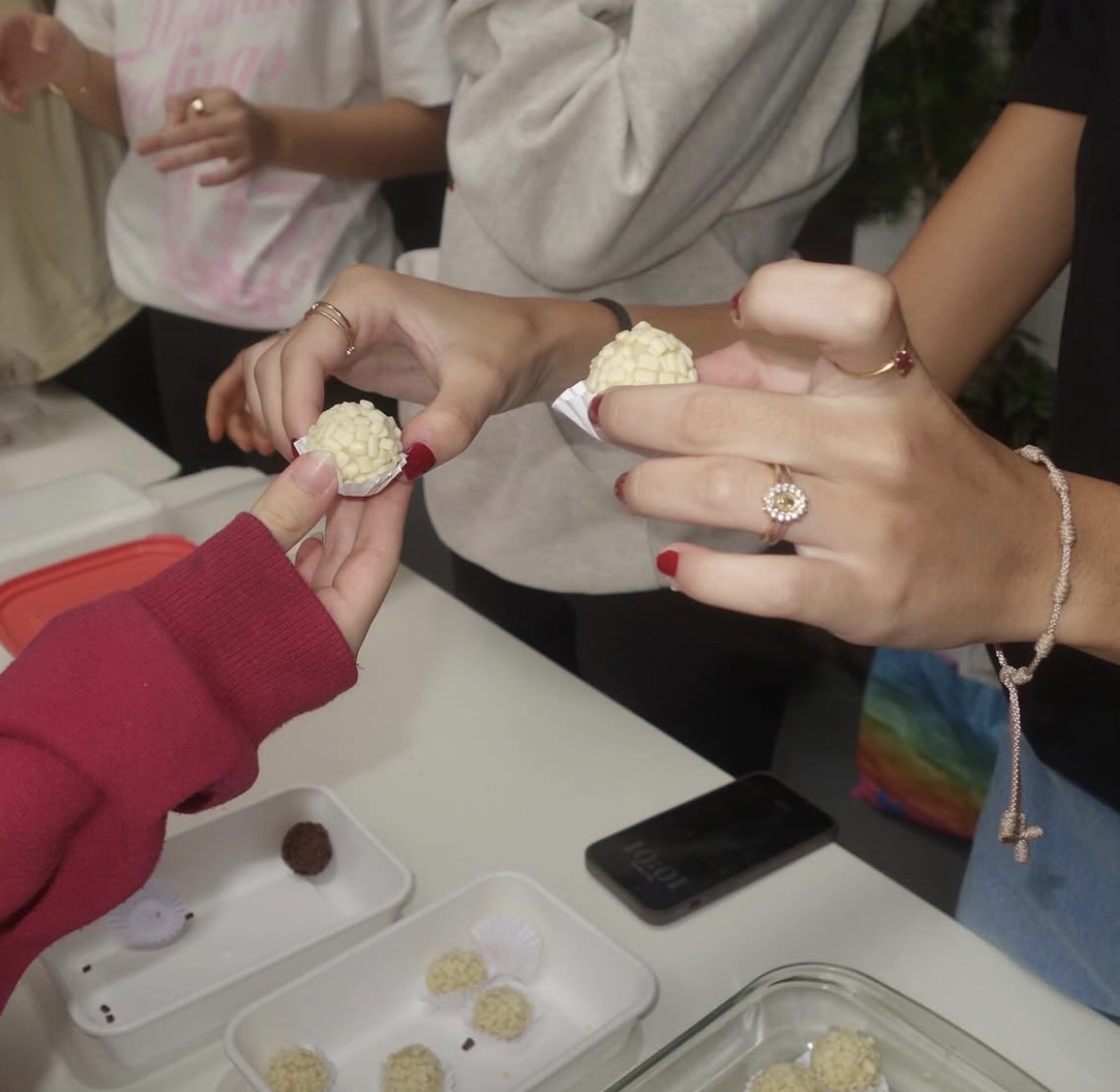 Brigadeiros sendo entregues no bake sale