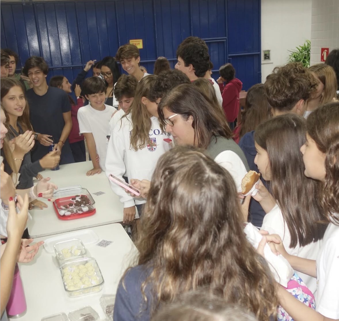 Estudantes reunidos no bake sale HopiBox
