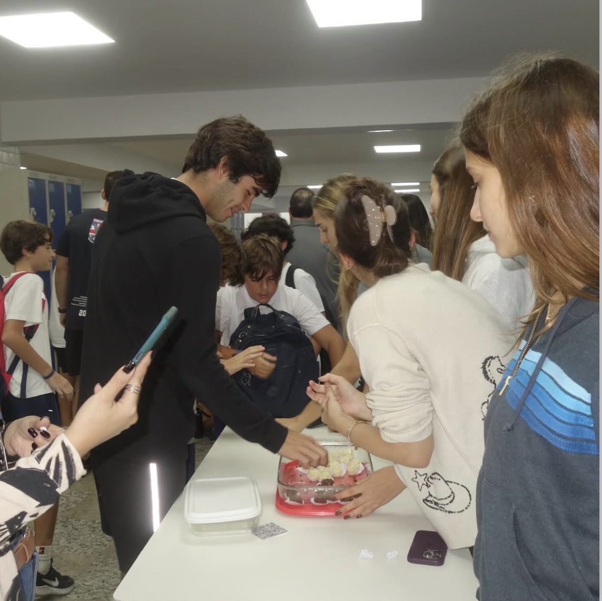 Alunos escolhendo doces no bake sale